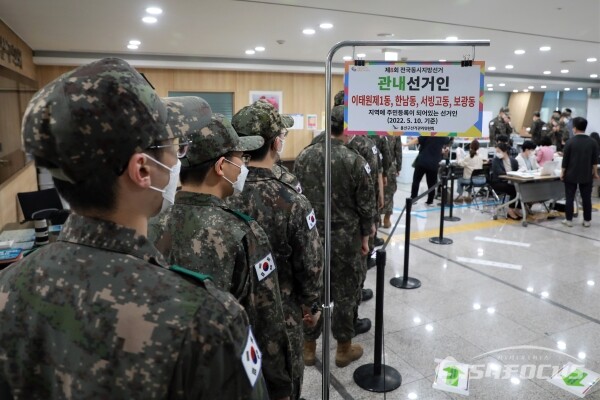 사전투표소에서 군장병들이 투표를 하고 있다. [사진 / 오훈 기자]