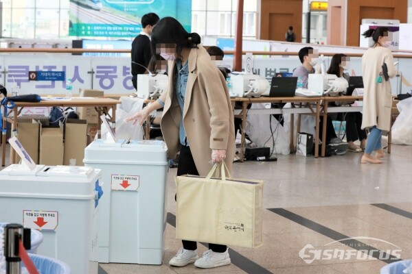 투표용지를 기표함에 넣고 있는 한 시민의 모습 / ⓒ시사포커스DB