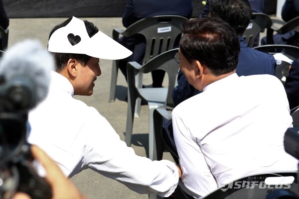 오세훈 국민의힘 서울시장 후보와 송영길 더불어민주당 서울시장 후보가 대화를 나누고 있다. [사진 / 오훈 기자]