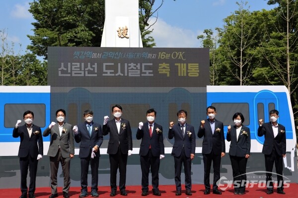 조인동 서울시장 권한대행(행정1부시장)이 관계자들과 기념촬영을 하고 있다. [사진 / 오훈 기자]