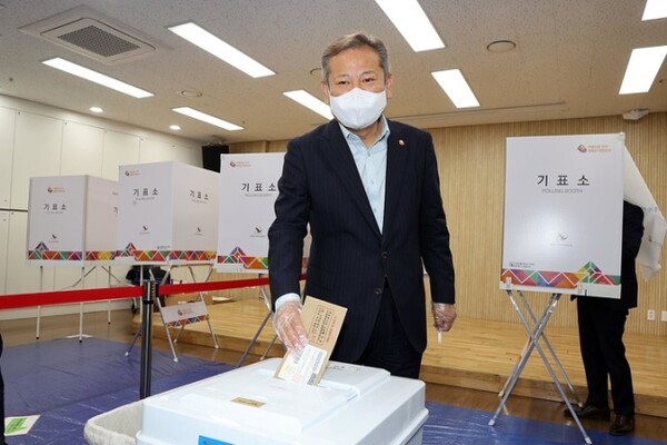 이상민 행정안전부 장관이 제8회 전국동시지방선거 사전투표 첫날인 27일 오전 서울 종로구 가회동 주민센터에서 투표하고 있다 / ⓒ행안부