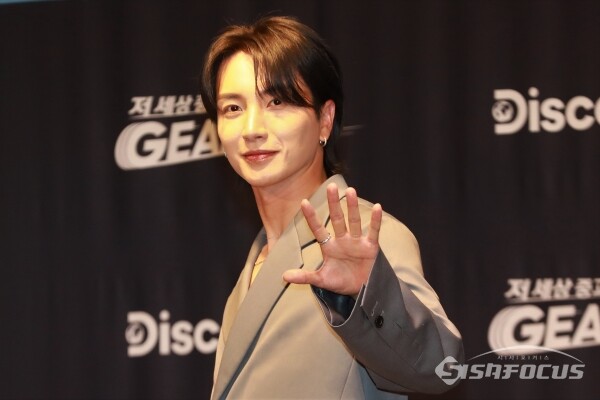 이특이 포토타임을 가지고 있다. [사진 / 오훈 기자]