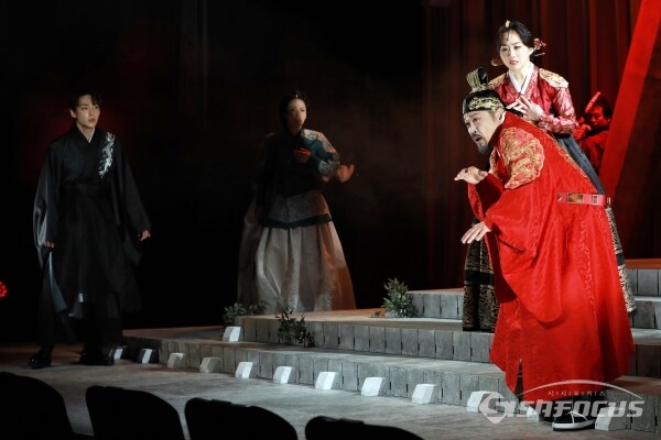 연극 '여도' 출연진들이 열연을 펼치고 있다. [사진 /오훈 기자]