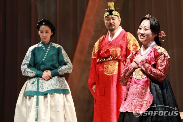 연극 '여도' 출연진들이 열연을 펼치고 있다. [사진 /오훈 기자]