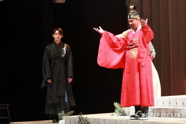 연극 '여도' 출연진들이 열연을 펼치고 있다. [사진 /오훈 기자]