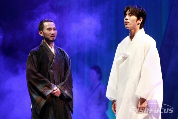 연극 '여도' 출연진들이 열연을 펼치고 있다. [사진 /오훈 기자]