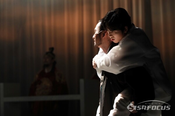 연극 '여도' 출연진들이 열연을 펼치고 있다. [사진 /오훈 기자]