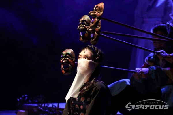 연극 '여도' 출연진들이 열연을 펼치고 있다. [사진 /오훈 기자]