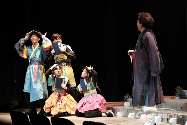 연극 '여도' 출연진들이 열연을 펼치고 있다. [사진 /오훈 기자]