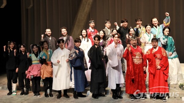 연극 '여도' 출연진들이 포토타임을 가지고 있다. [사진 / 오훈 기자]