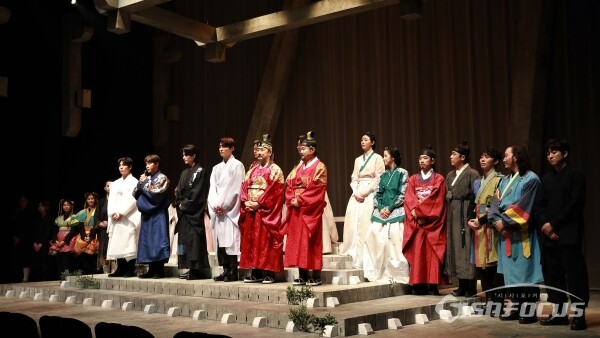 연극 '여도' 출연진들이 질의응답을 가지고 있다. [사진 / 오훈 기자]