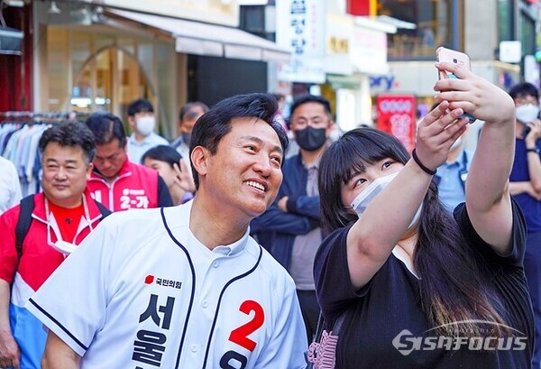 오세훈 서울시장후보는 젊음의 거리 신촌 연세로에서 대학생들과 인증샷 선거운동을 하고있다. 사진/유우상 기자