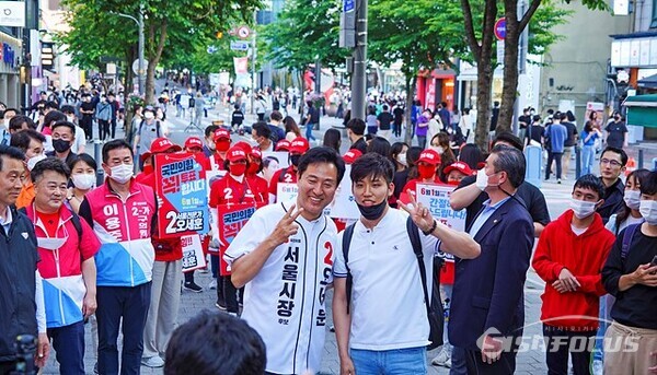 오세훈 서울시장후보는 젊음의 거리 신촌 연세로에서 대학생들과 인증샷 선거운동을 하고있다. 사진/유우상 기자