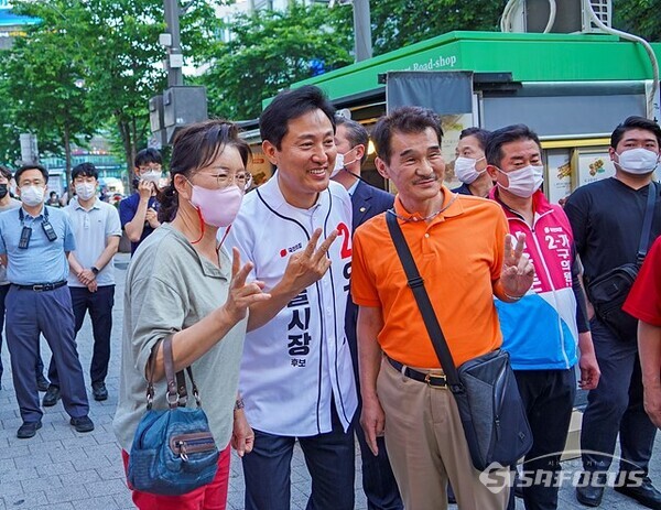 오세훈 서울시장후보는 젊음의 거리 신촌 연세로에서 시민들과 인증샷 선거운동을 하고있다. 사진/유우상 기자