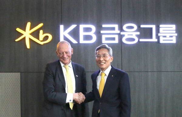 3일 오전 여의도에 위치한 KB국민은행 신관에서 KB금융그룹 윤종규 회장(오른쪽)과 영국의 국제통상 및 에너지·산업전략 부장관 게리 그림스톤(왼쪽)이 미팅을 끝내고 기념촬영을 하고 있다. ⓒKB금융그룹