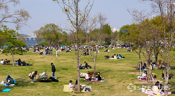 사회적 거리두기 전면 해제를 하루 앞둔 지난 4월 17일 서울 반포 한강공원에는 나들이객들로 가득 메워 휴일을 즐기는 모습이였다. ⓒ시사포커스DB