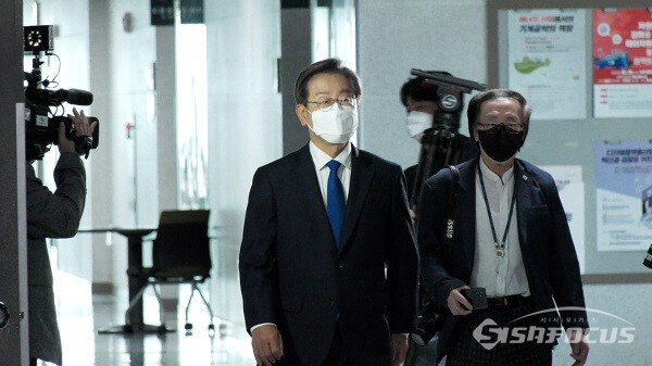 더불어민주당 이재명 의원이 7일 서울 여의도 국회 의원회관 818호에 첫 등원하고 있다. 사진 / 김기범 기자