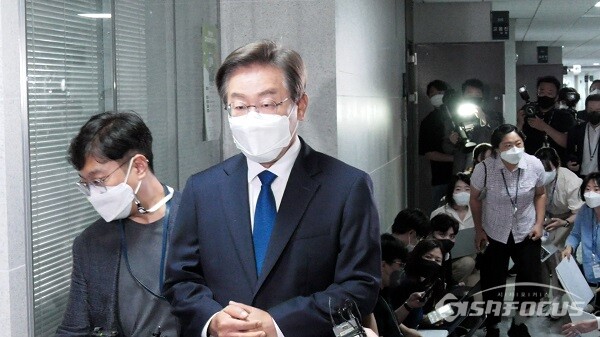 더불어민주당 이재명 의원이 7일 서울 여의도 국회 의원회관 818호 앞에서 첫 등원하며 취재진의 질문에 답하고 있다. 사진 / 김기범 기자