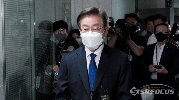 더불어민주당 이재명 의원이 7일 서울 여의도 국회 의원회관 818호 앞에서 첫 등원하며 취재진의 질문에 답하고 있다. 사진 / 김기범 기자