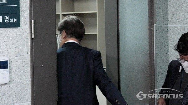 더불어민주당 이재명 의원이 7일 서울 여의도 국회 의원회관에 첫 등원하며 취재진과 만남을 갖고 818호 의원실로 들어가고 있다. 사진 / 김기범 기자