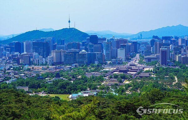 북악산 청와대 전망대에서 바라본 서울 시내. 바로 아래 청와대 경복궁이 보인다.  사진/유우상 기자