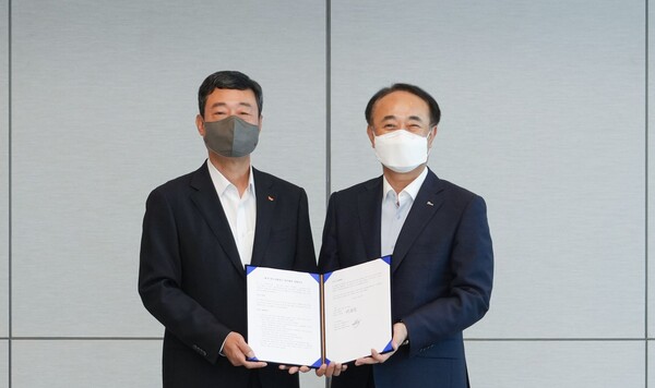 지동섭 SK온 대표(왼쪽)와 유병옥 포스코홀딩스 친환경미래소재팀장(부사장)이 15일 서울 대치동 포스코센터에서 업무협력을 위한 양해각서를 체결 후 사진 촬영을 하고 있다. ⓒ포스코홀딩스
