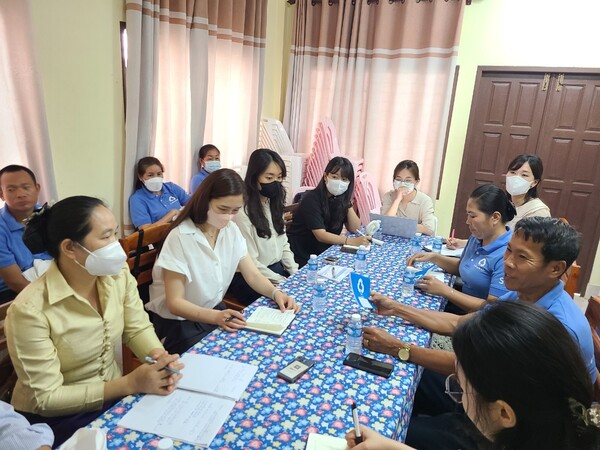 새마을금고중앙회·라오스 새마을금고 관계자 등이 모여 새마을금고 라오스 학생들의 저축습관 형성을 위해 사업연계 방안을 논의하고 있다. ⓒ새마을금고