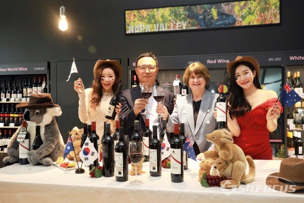 최경호 세븐일레븐 대표이사, 줄리 앤 퀸 주한호주대사관 무역투자대표부 대표, 모델들이 제품을 선보이고 있다. [사진 /오훈 기자]