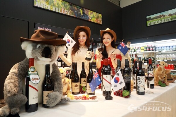 모델들이 제품을 선보이고 있다. [사진 /오훈 기자]