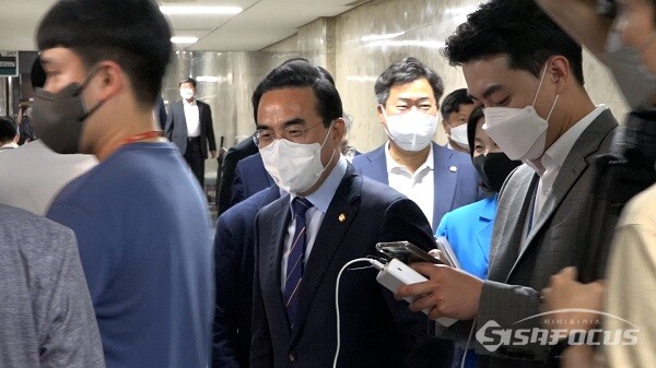 더불어민주당 박홍근 원내대표가 30일 서울 여의도 국회에서 열리는 더불어민주당 의원총회에 취재진의 질문을 받으며 참석하고 있다. 사진 / 김기범 기자