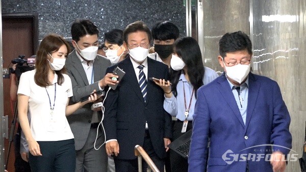 더불어민주당  이재명 의원이 30일 서울 여의도 국회에서 열리는 더불어민주당 의원총회에 취재진의 질문을 받으며 참석하고 있다. 사진 / 김기범 기자