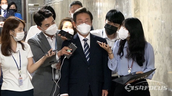 더불어민주당 이재명 의원이 30일 서울 여의도 국회에서 열리는 더불어민주당 의원총회에 취재진의 질문을 받으며 참석하고 있다. 사진 / 김기범 기자