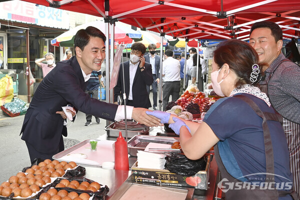 5일 최재훈 달성군수가 코로나 장기화로 인한 어려움을 듣고 지원방안을 모색하기 위해 재래 시장을 찾아 상인들과 먼저 인사를 나누고 있다.사진/달성군