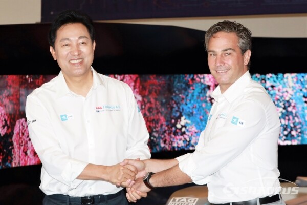 오세훈 서울시장과 제이미 리글 포뮬러E CEO가 악수를 나누고 있다. [사진 /오훈 기자]