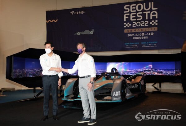 오세훈 서울시장과 제이미 리글 포뮬러E CEO가 악수를 나누고 있다. [사진 /오훈 기자]