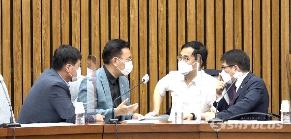(왼쪽부터) 국민의힘 박대수, 유상범, 최형두, 이종성 의원이 11일 서울 여의도 국회에서 열린 국민의힘 초선의원모임에서 대화를 나누고 있는 모습. 사진 /  권민구 기자