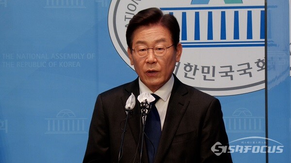 더불어민주당 이재명 의원이 17일 서울 여의도 국회 소통관에서 기자회견을 열고 당 대표 출마 선언을 하고 있다. 사진 / 김기범 기자