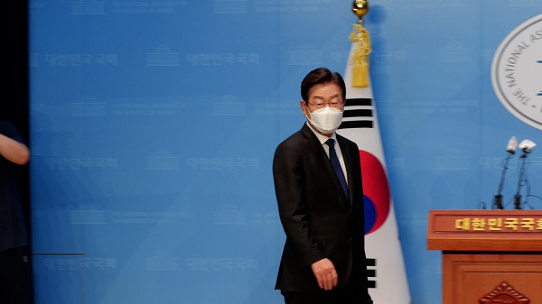 더불어민주당 이재명 의원이 17일 서울 여의도 국회 소통관 기자회견장으로 입장하고 있다 . 사진 / 김기범 기자