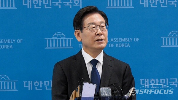 더불어민주당 이재명 의원이 17일 서울 여의도 국회 소통관에서 기자회견을 열고 당 대표 출마 선언을 마친 뒤 취재진의 질문에 답하고 있다. 사진 / 김기범 기자