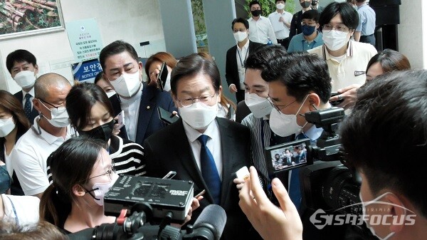 더불어민주당 이재명 의원이 17일 서울 여의도 국회 소통관에서 기자회견을 열고 당 대표 출마 선언을 마치고 이동 중 취재진의 질문에 답하고 있다. 사진 / 김기범 기자