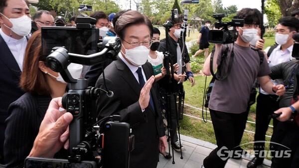 더불어민주당 이재명 의원이 17일 서울 여의도 국회 소통관에서 기자회견을 열고 당 대표 출마 선언을 마친 뒤 자리를 떠나며 손 인사를 하고 있다. 사진 / 김기범 기자