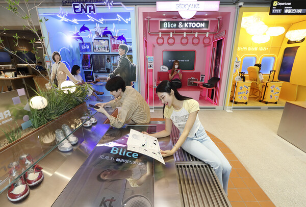 KT 모델이 ‘홍대 애드샵 플러스’에서 매장 콘텐츠를 체험하고 있다. ⓒKT