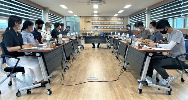 29일 남부산림청, 영덕·양산국유림관리소, 민간전문가, 산림조합중앙회 산림자원조사본부가 국유림 산림조사 용역 중간보고회를 통해 추진상황을 점검하고 산림조사와 경영계획 수립 과정의 전반적인 사항에 대해 논의하고 있다. 사진/남부산림청