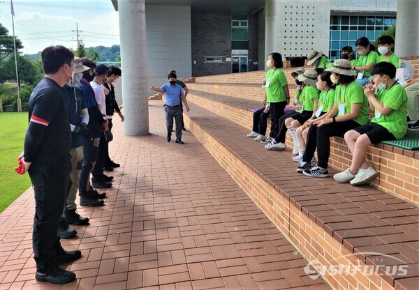 3일 포항지역 초등학생들이 남부산림청을 방문해 산불특수진화대원들에게 감사 인사를 하고 있다. 사진/김영삼 기자