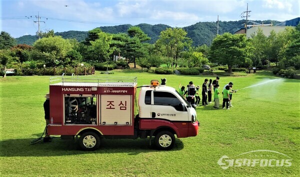 3일 포항지역 초등학생들이 남부산림청을 방문해 산불진화 장비 체험을 하고 있다./사진/김영삼 기자