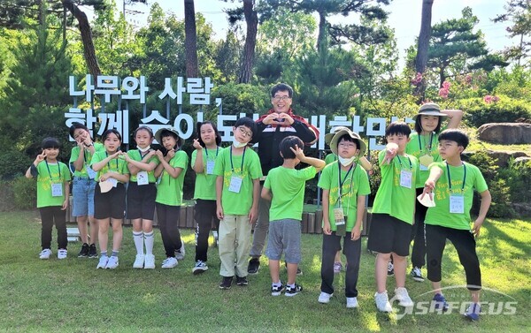 3일 남송희 남부산림청장이 학생들과 각자 개성있는 포즈로 기념 촬영을 하고 있다. 사진/김영삼 기자