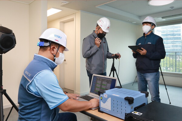 층간소음 저감 기술 개발을 위한 국내 건설사 3사 연구원들이 실험을 진행하고 있다. ⓒ삼성물산