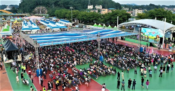6일 SEMI 곤충엑스포 2022 예천곤충축제에 첫날  3만5000명의 관람객들이 축제장을 방문하고 있다. 사진/예천군