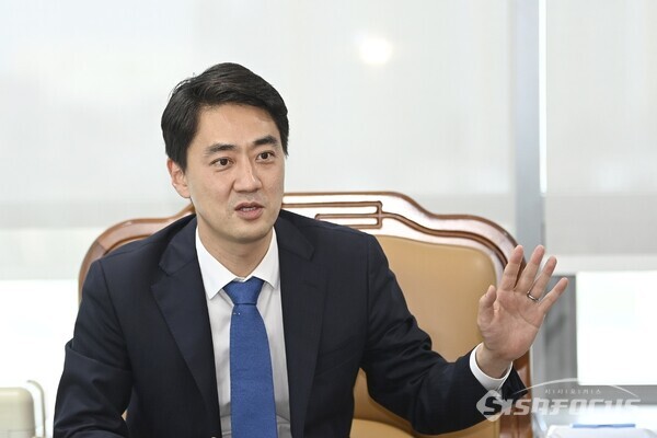 26만 3천여명의 지자체장으로 당선된 최재훈 달성군수는 도시와 걸맞는 이미지로 군민들에게 “달성군의 양적 성장에 걸맞은 질적 성장을 이루겠다”면서 차분히 의전메뉴얼을 준비하고 있다.사진/김진성 기자