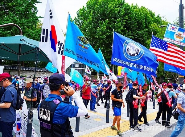 태극기혁명국민운동본부 회원들이 건국절 행사와 육영수 여사 추모식을 하고 있다. 사진/유우상 기자